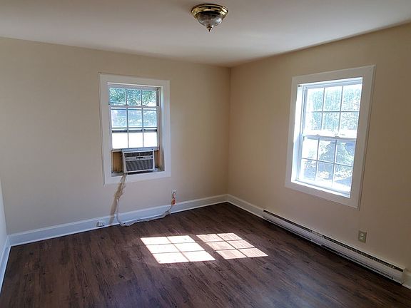 3rd image of 905A Grayland St