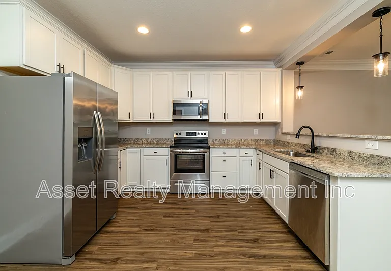 338 Broadberry Ave — Photo 7