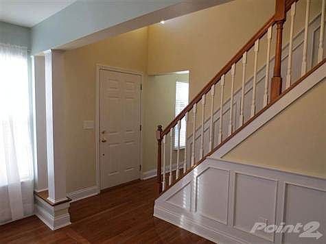 <b><EM>EXPANSIVE TRIM & CUSTOM-CRAFTED WOODWORK THROUGHOUT!