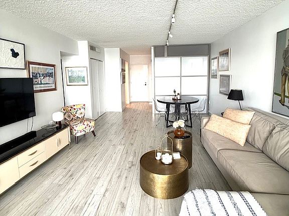 5th image of 800 West Ave APT 921