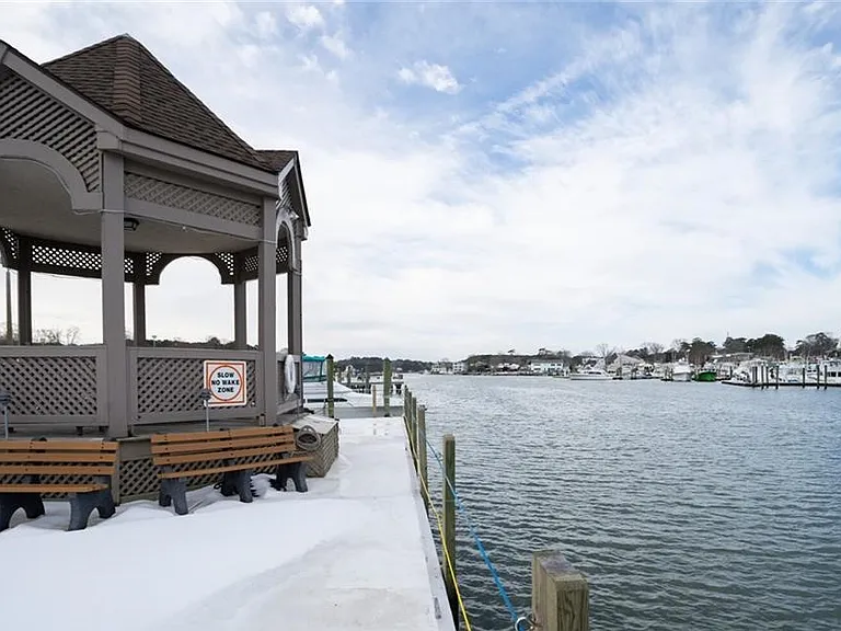 423 Harbour Point — Photo 2