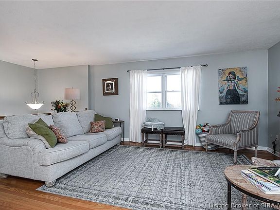 4th image of 924 Castlewood Dr