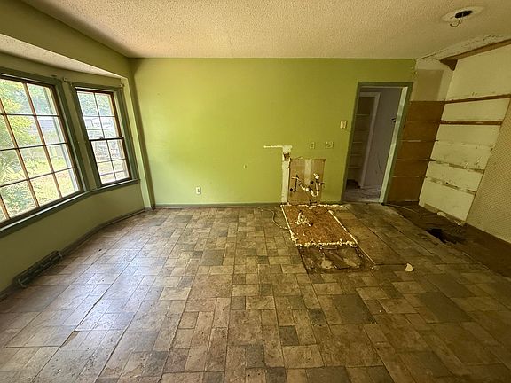 5th image of 402 Kershaw Rd