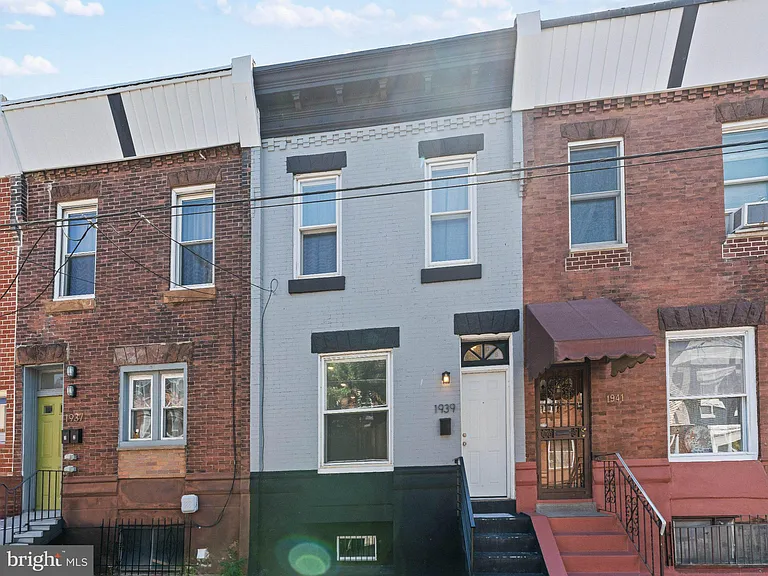 1939 S 23rd St — Photo 2