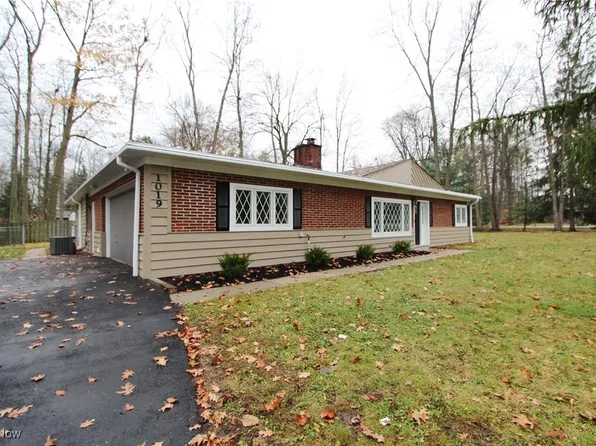 1019 Woodlane Dr, Mayfield Village, OH 44143