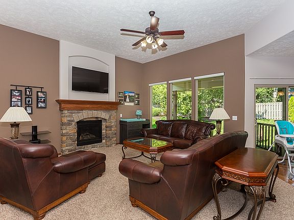 3rd image of 5622 S 165th St