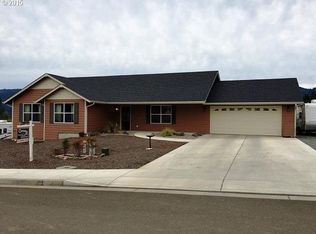 235 NE Spring View Dr, Myrtle Creek, OR 97457