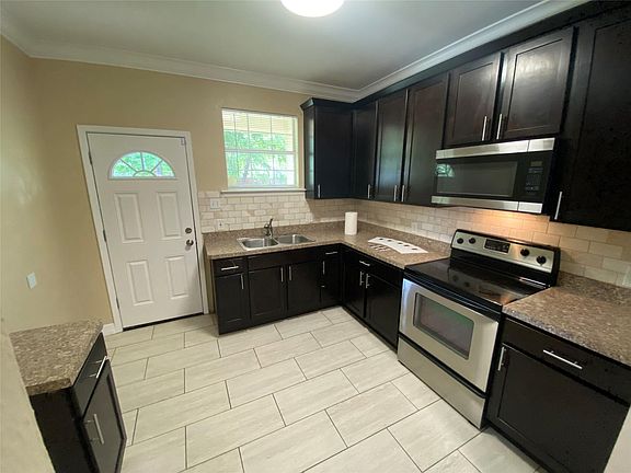 3rd image of 2511 Fernwood Ave