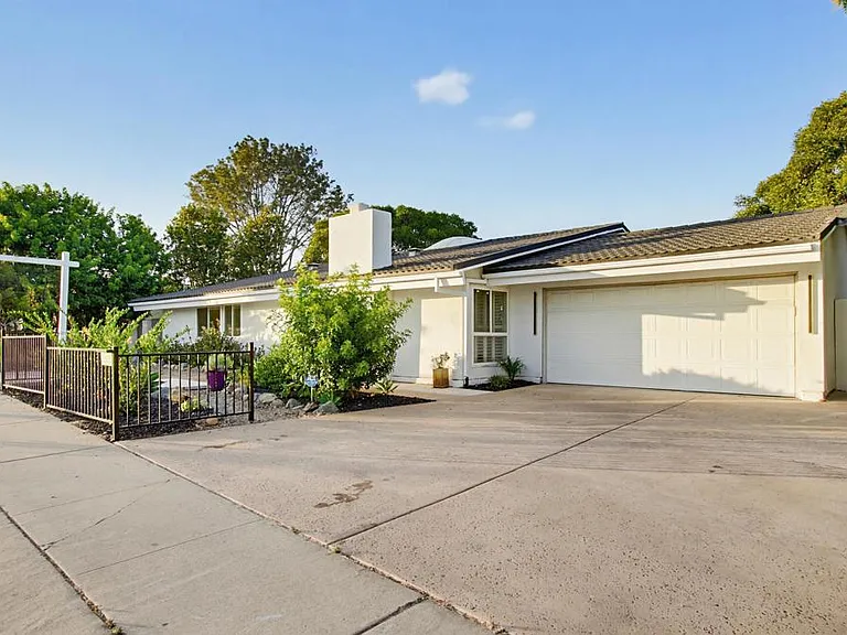 5605 Soledad Mountain Rd — Photo 11