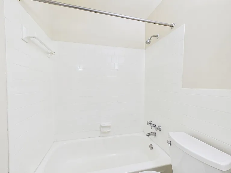Forest Square Apartments — Photo 38