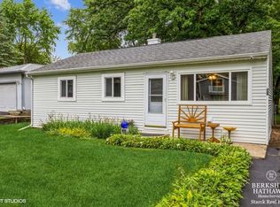 57 Honeysuckle Ln, Crystal Lake, IL 60014