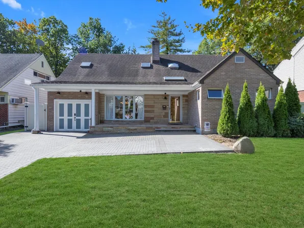 219-44 Peck Avenue image 2 of 32