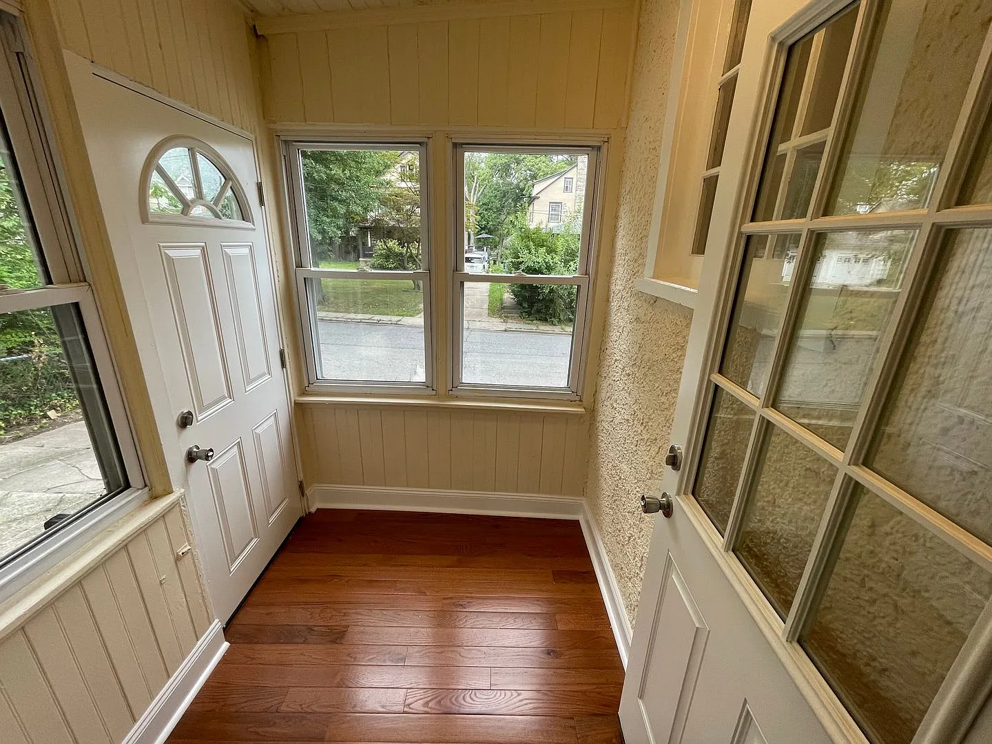Beautiful 3-Bedroom + Bonus Room, 1-Bathroom Remodeled Twin House - Lansdowne — Photo 4