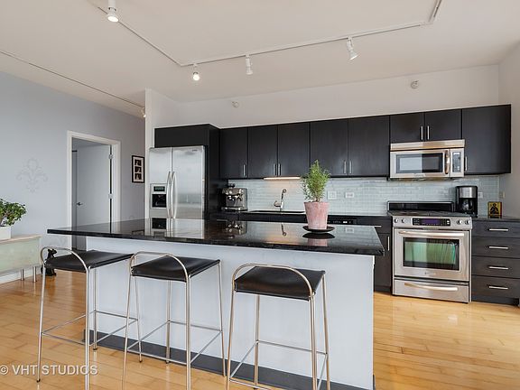 3rd image of 860 W Blackhawk St #702