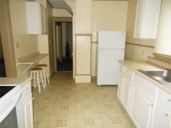 3rd image of 99 Barton St