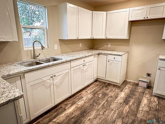3rd image of 1006 E 2nd St