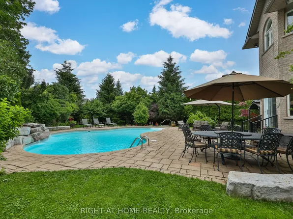 2275 Whitecliffe Way, Oakville, ON L6M 4W3