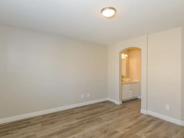 1132 Aldenwood Ave — Photo 10
