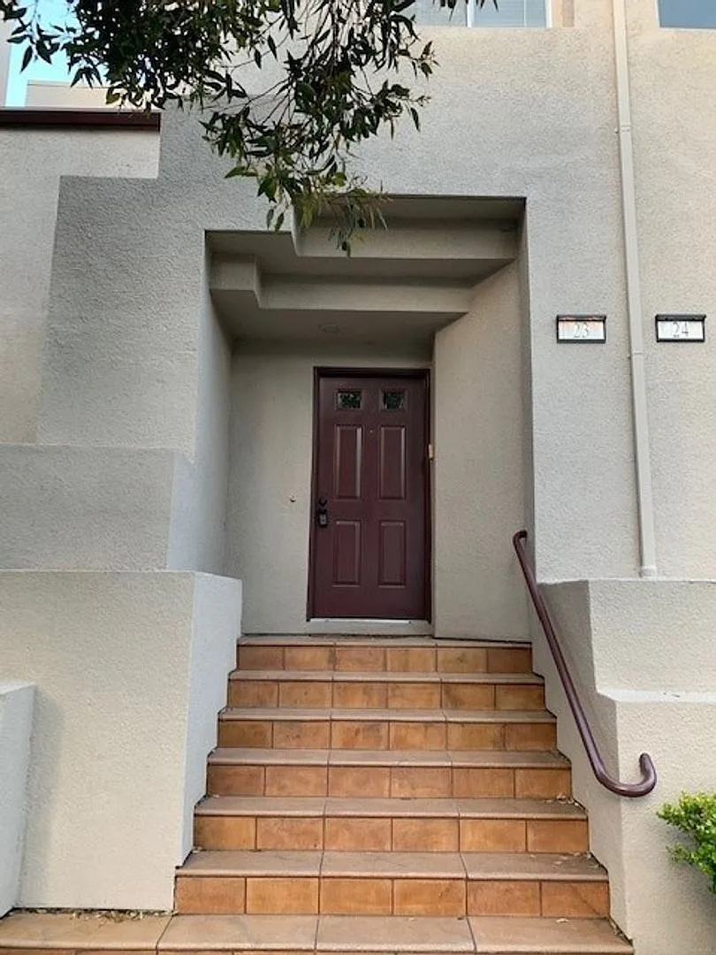 Building Photo - 23 E Court Ln