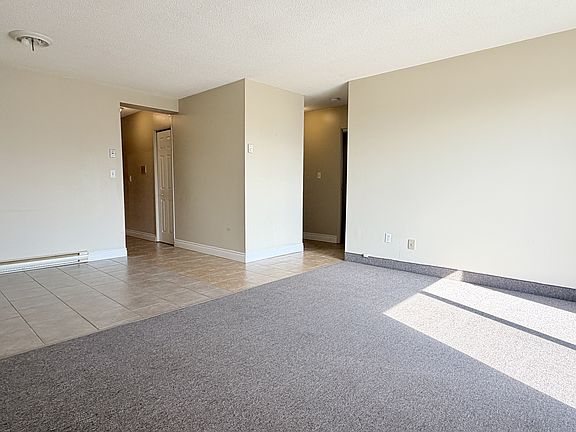5th image of 4 Dufferin St N #302
