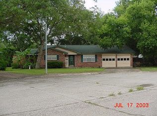 55 Pin Oak Ct, Lake Jackson, TX 77566