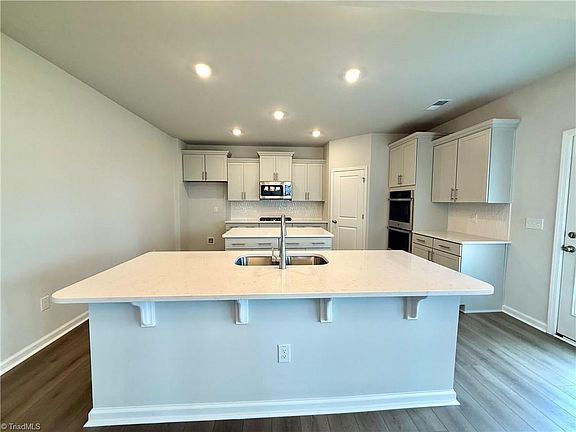 3rd image of 442 Yarrow Dr