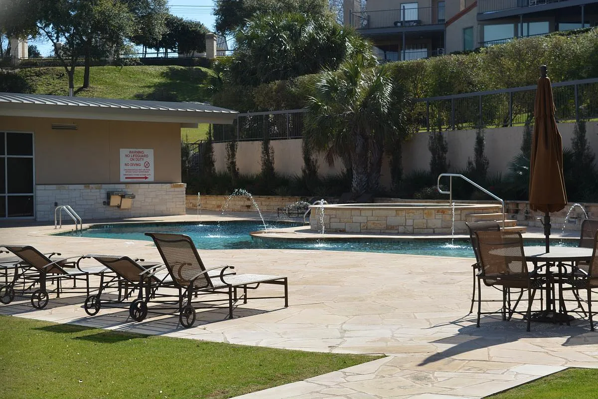 2 bed, 1160 sqft, $2,025 — Photo 2