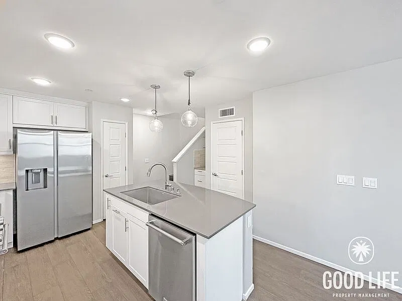 5 bed, 4.0 bath, 2069 sqft, $4,400 — Photo 4