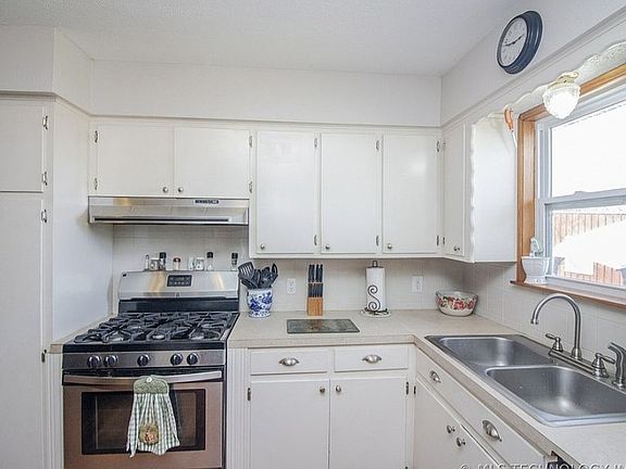 3rd image of 224 Edwards Ln