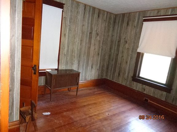 5th image of 810 Elk St