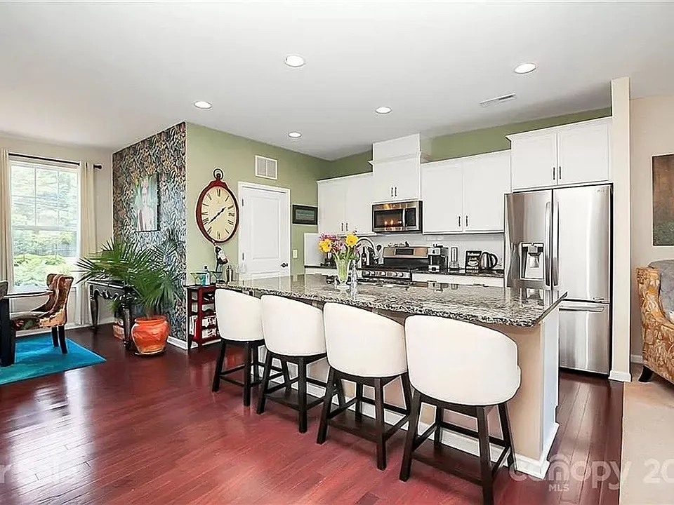 1502 Sharon Rd W