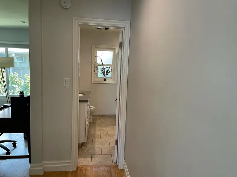 10712 Woodbridge hallway