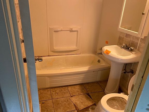 4th image of 1006 Bennett Ave NW
