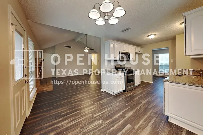 1328 Chicota Dr — Photo 6