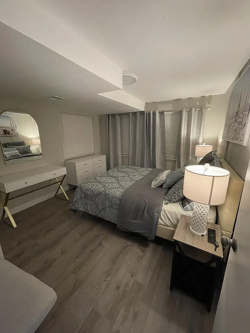 Beautiful 2-Bedroom, 1.5-Bath Fully-Furnished Basement Apartment in Ma — Photo 2