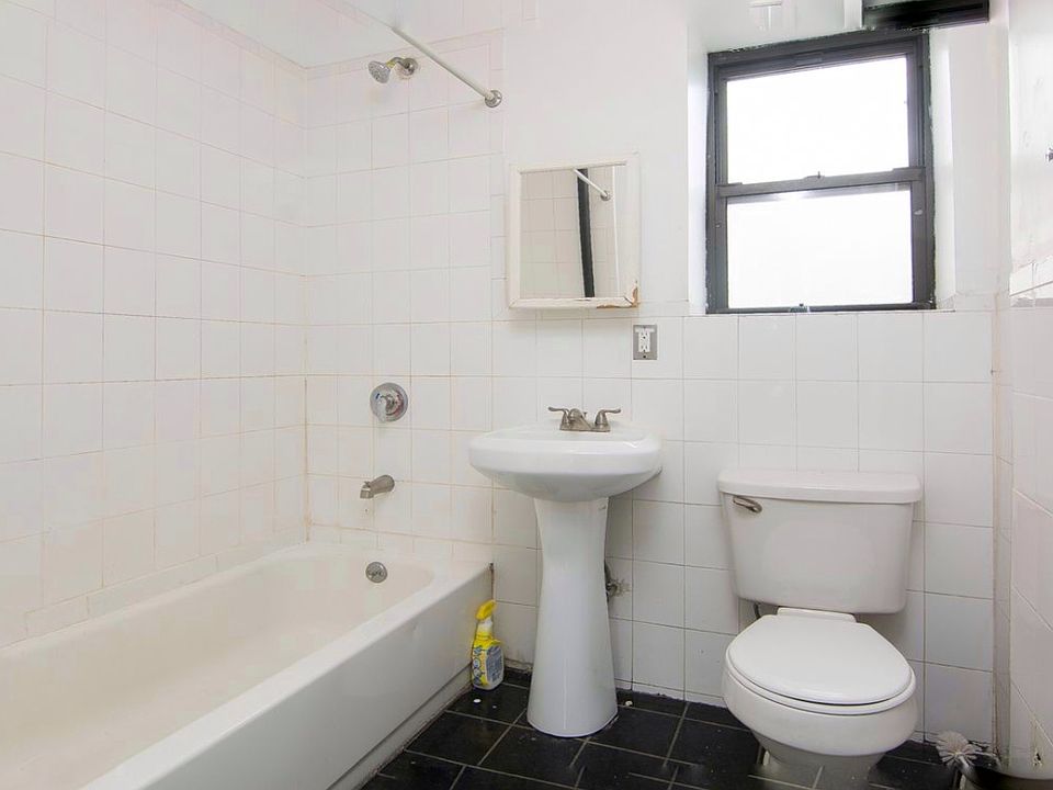 1st image of 268 Gates Ave #3L