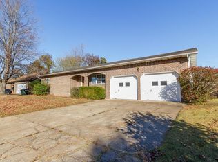 1424 Deadra Dr, Lebanon, MO 65536