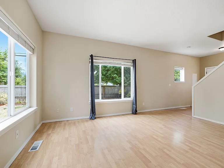 1499 NE Birkshire Ct — Photo 7