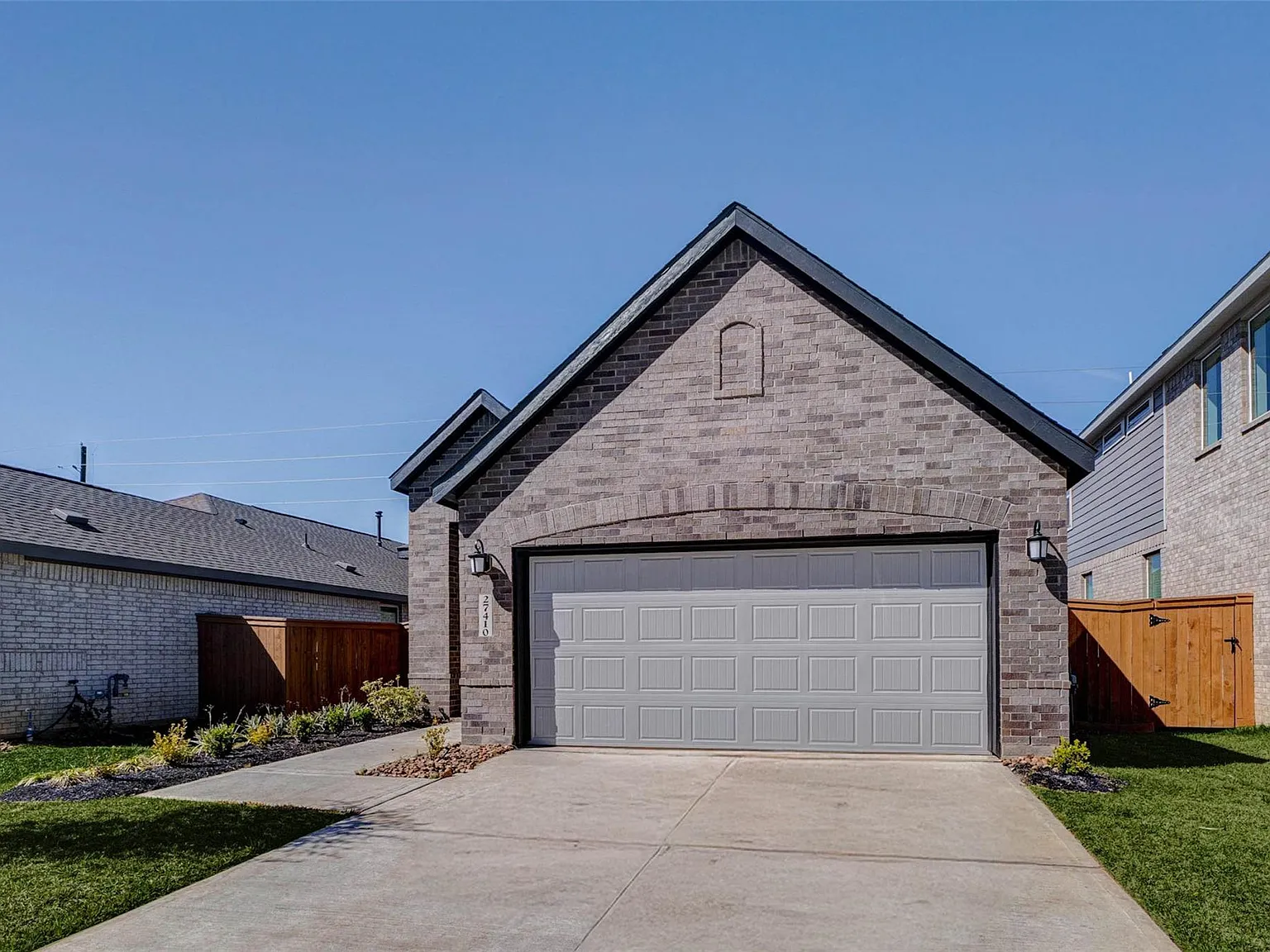 3 bed, 2.0 bath, 1572 sqft, $2,300 — Photo 2