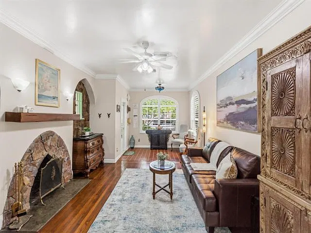 3 bed, 2.0 bath, $6,400 — Photo 2