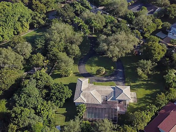 3rd image of 240 Edgewater Dr