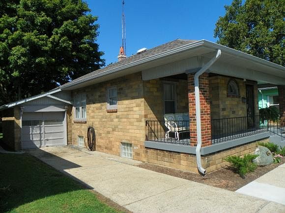 1st image of 2827 N Grand Ave