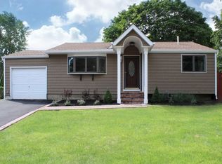 1030 Karshick St, Bohemia, NY 11716