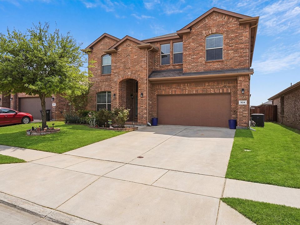 1st image of 924 Meadow Scape Dr