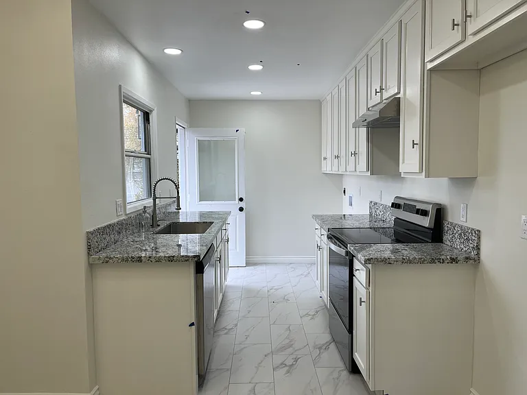 1305 E Oakmont Ave — Photo 2