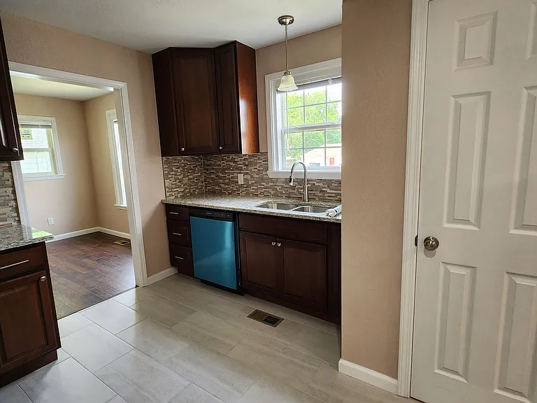 4114 Macarthur Dr — Photo 9