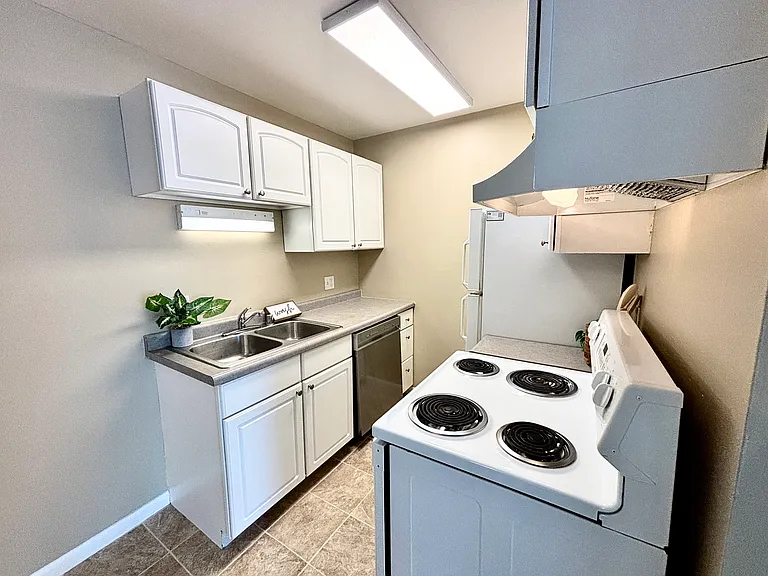 702 W Badger Rd #9 — Photo 6