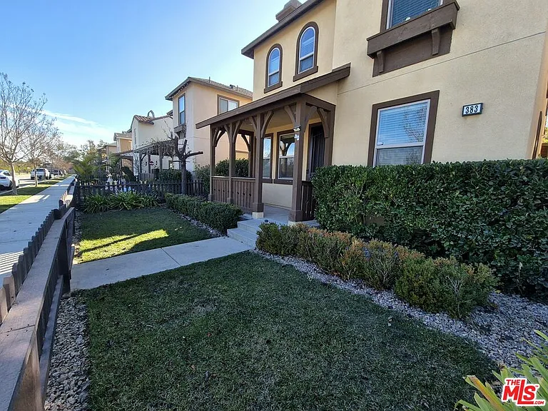 383 Silktree Ave — Photo 2