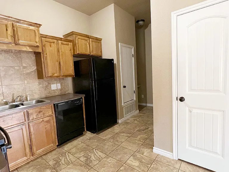 405 Sladecek Dr #B — Photo 7