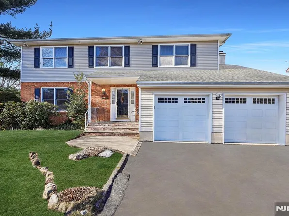 700 William Bliss Dr, New Milford, NJ 07646